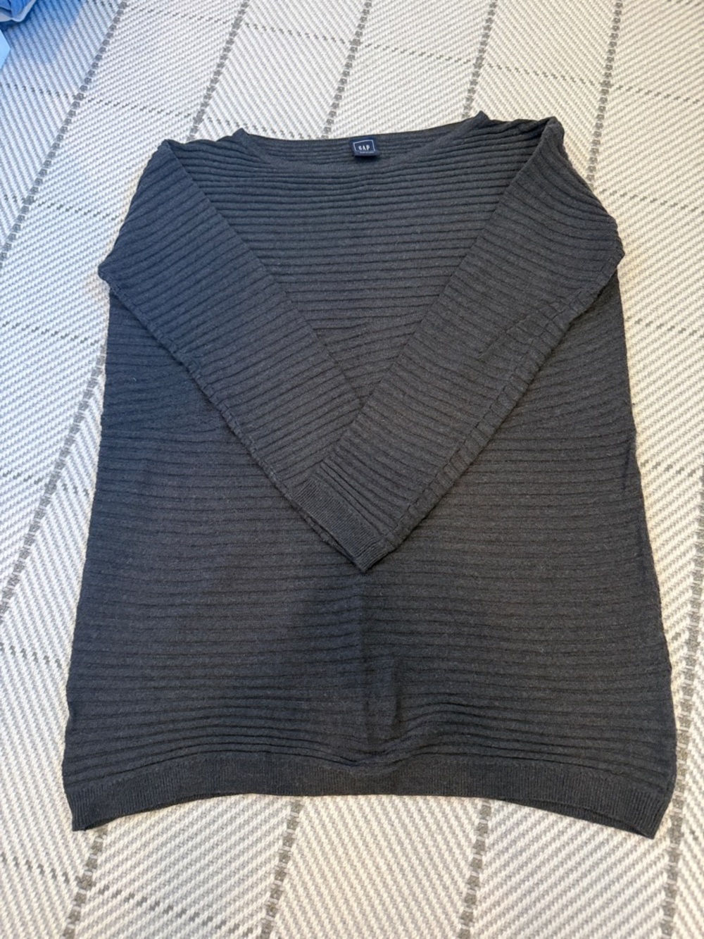 GAP Women’s V-Neck Ribbed Sweater in Charcoal Gray light weight